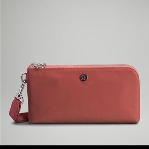 Lululemon curved wristlet, briar rose